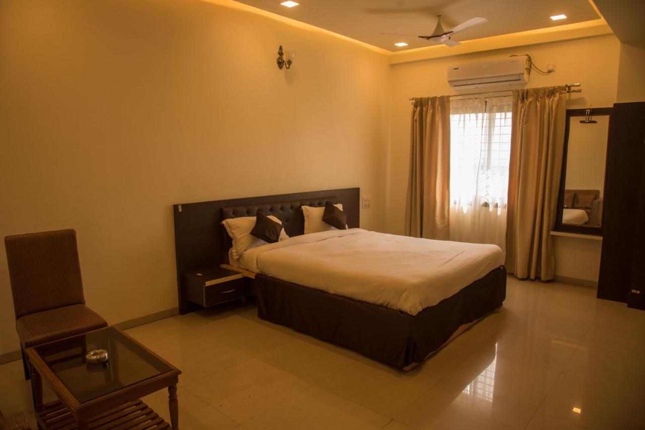 Hotel Rajratna Executive Supe Exterior photo